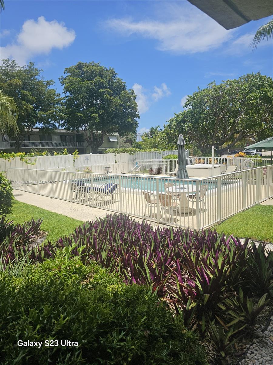 Fort Lauderdale eastside condo!! Great rental apaprtment to live near the beach, Galleria Mall and everything FTL has to offer!! All ages, 1/1 on the 3rd floor with an elevator. Light and bright unit wikth ceramic tile floors.. Enjoy the community pool and lounge and BBQ area ..all ages
