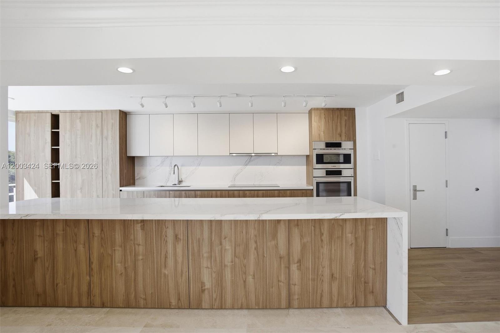 600 Grapetree Dr 4BS