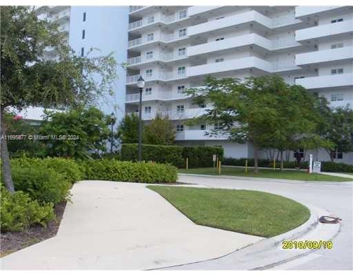 THE OAKS I CONDO - Residential Lease