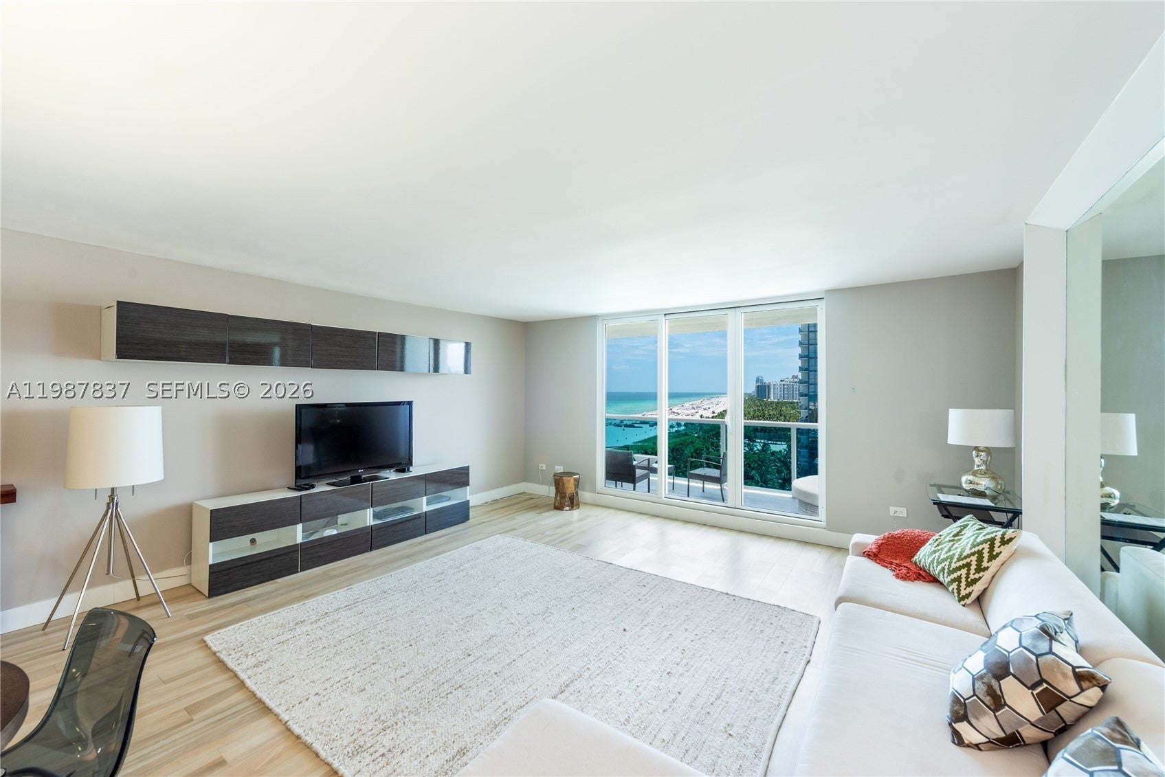 2301 Collins Ave 1009