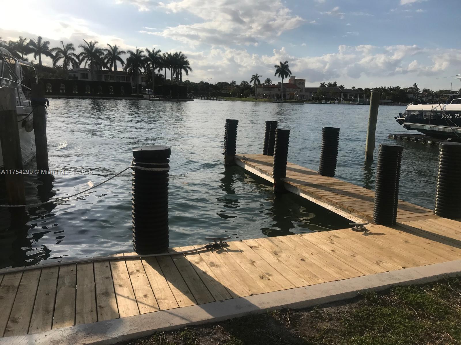 THE CARRIAGE CLUB SOUTH - Land