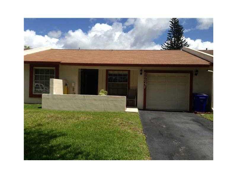 One story Villa with 1 car garage with tons of built-in storage! Porch in entry way, Screened LARGE Florida Room; Lots of Large Windows - very bright and airy rental. Close to Walmart, Walgreens, Turnpike. $100.00 Refundable pet deposit if no damages. Gr eat location. Vacant EZ to see.
