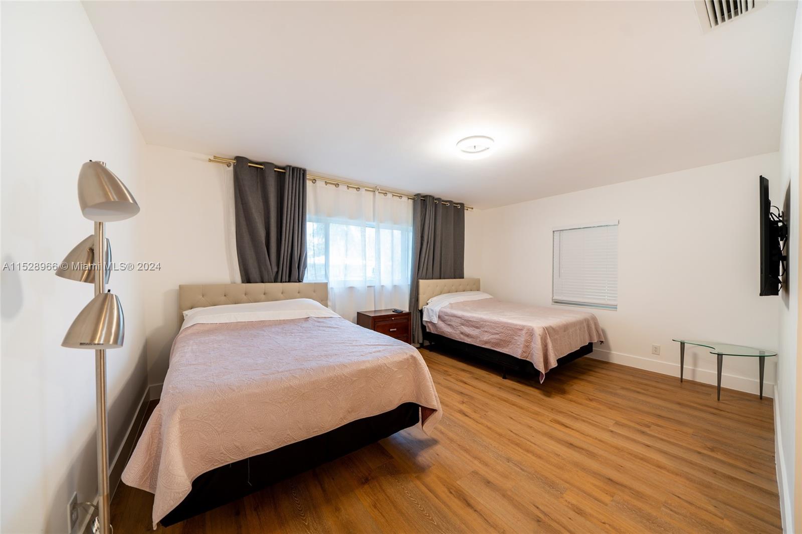 HOLLYWOOD LAKES SECTION - Residential Lease