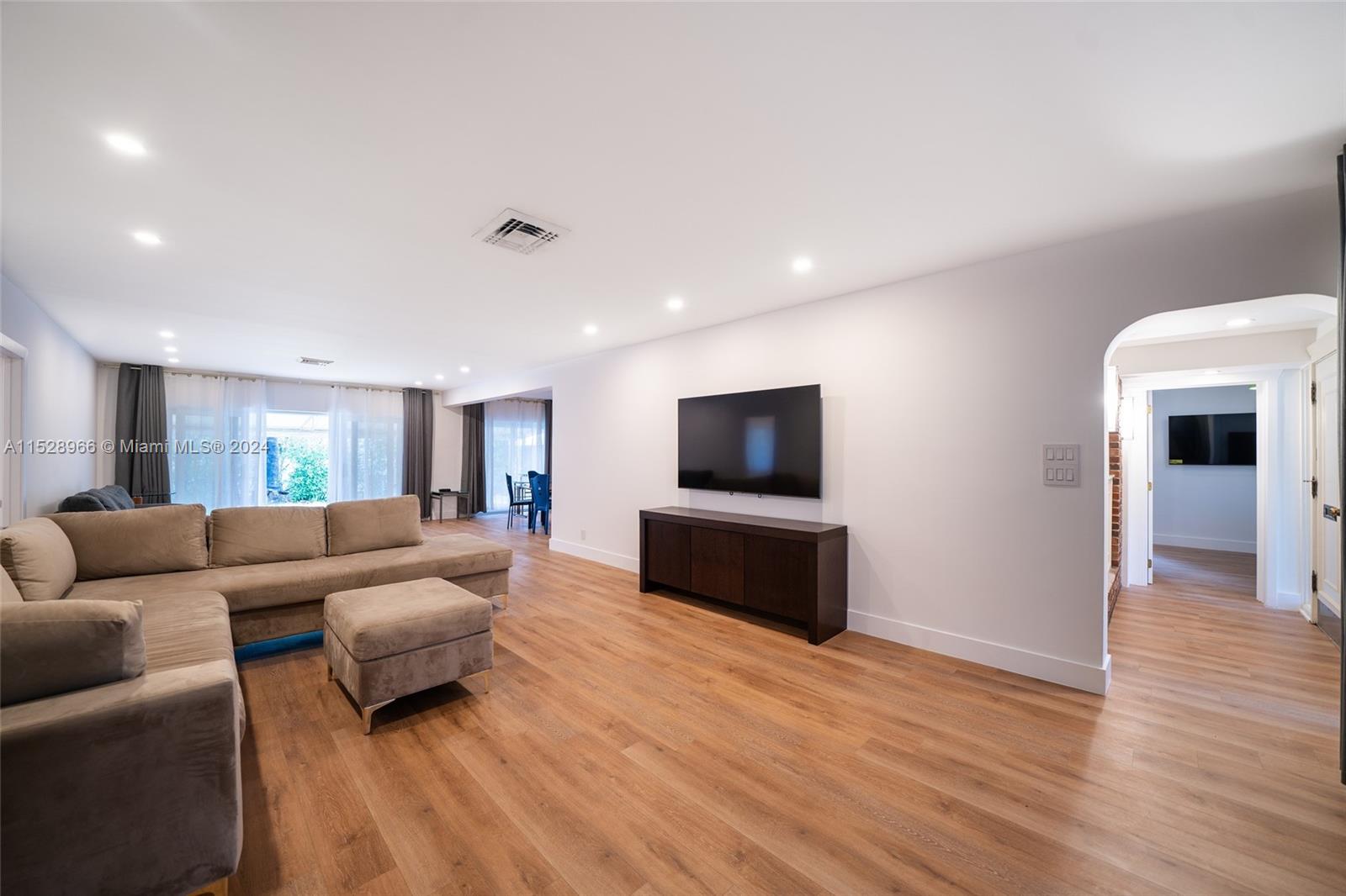 HOLLYWOOD LAKES SECTION - Residential Lease