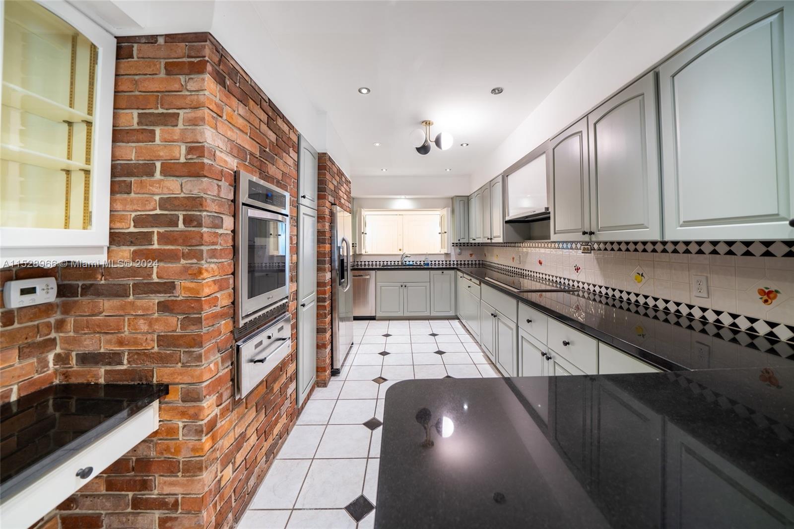 HOLLYWOOD LAKES SECTION - Residential Lease