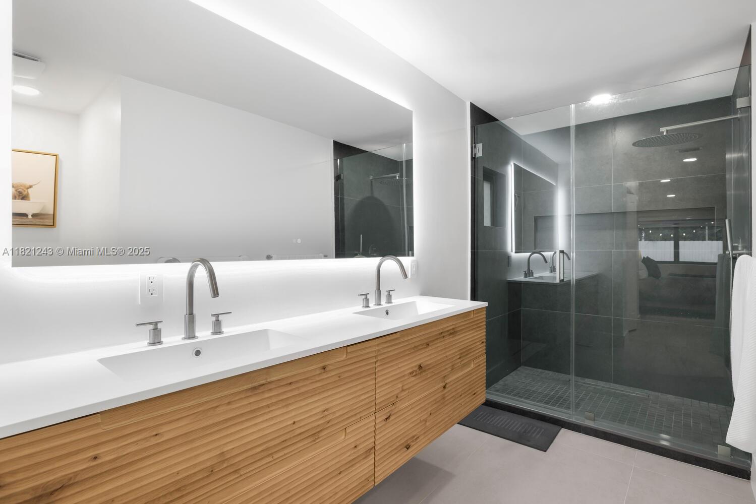 CHARMING Mia Shores - Residential