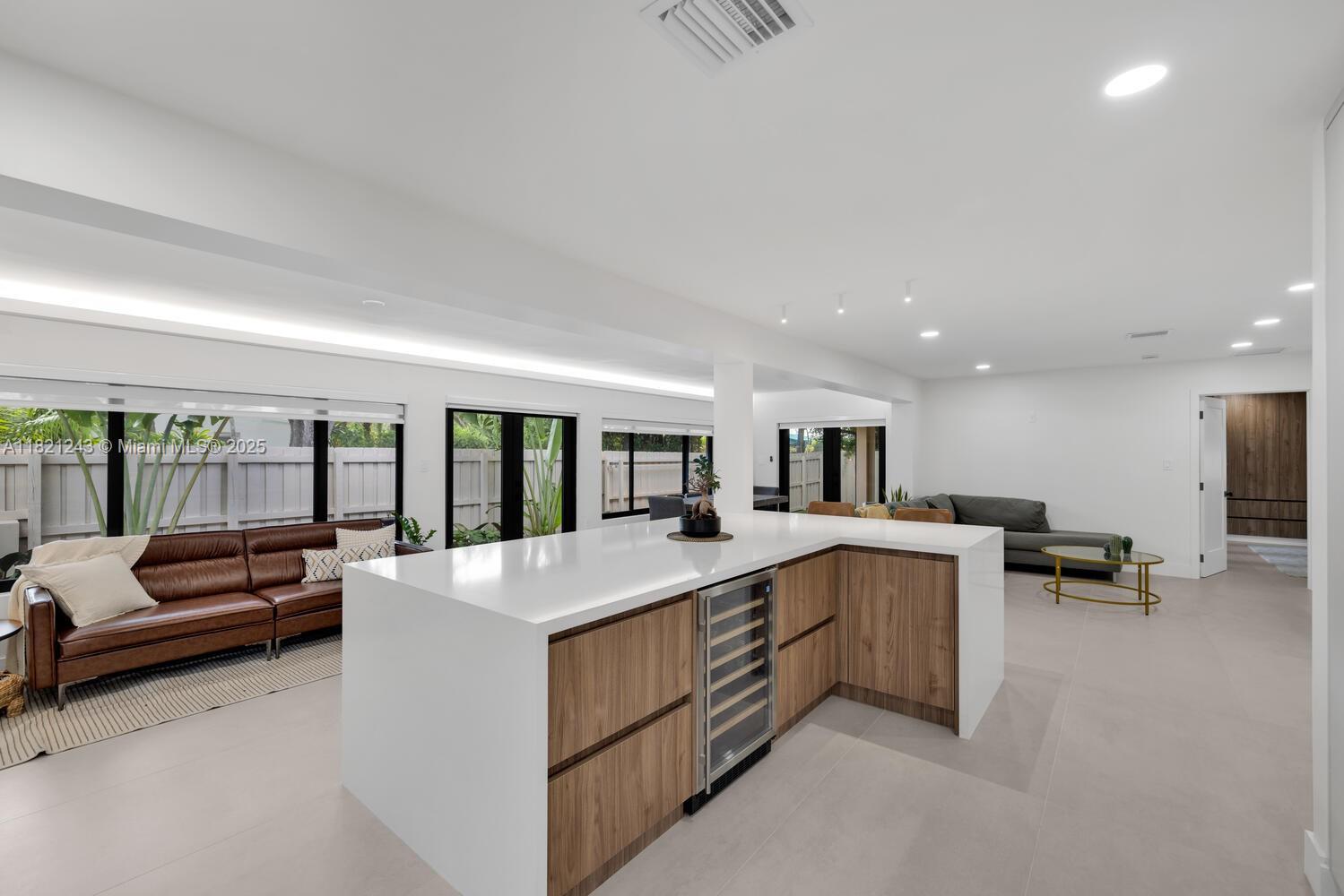 CHARMING Mia Shores - Residential