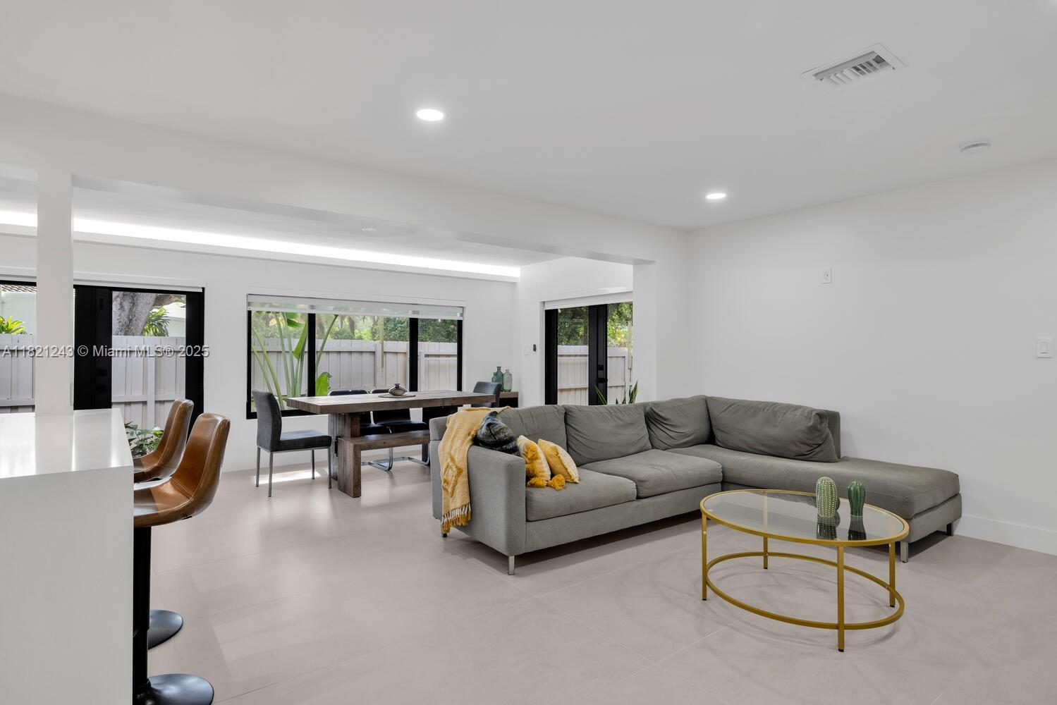 CHARMING Mia Shores - Residential