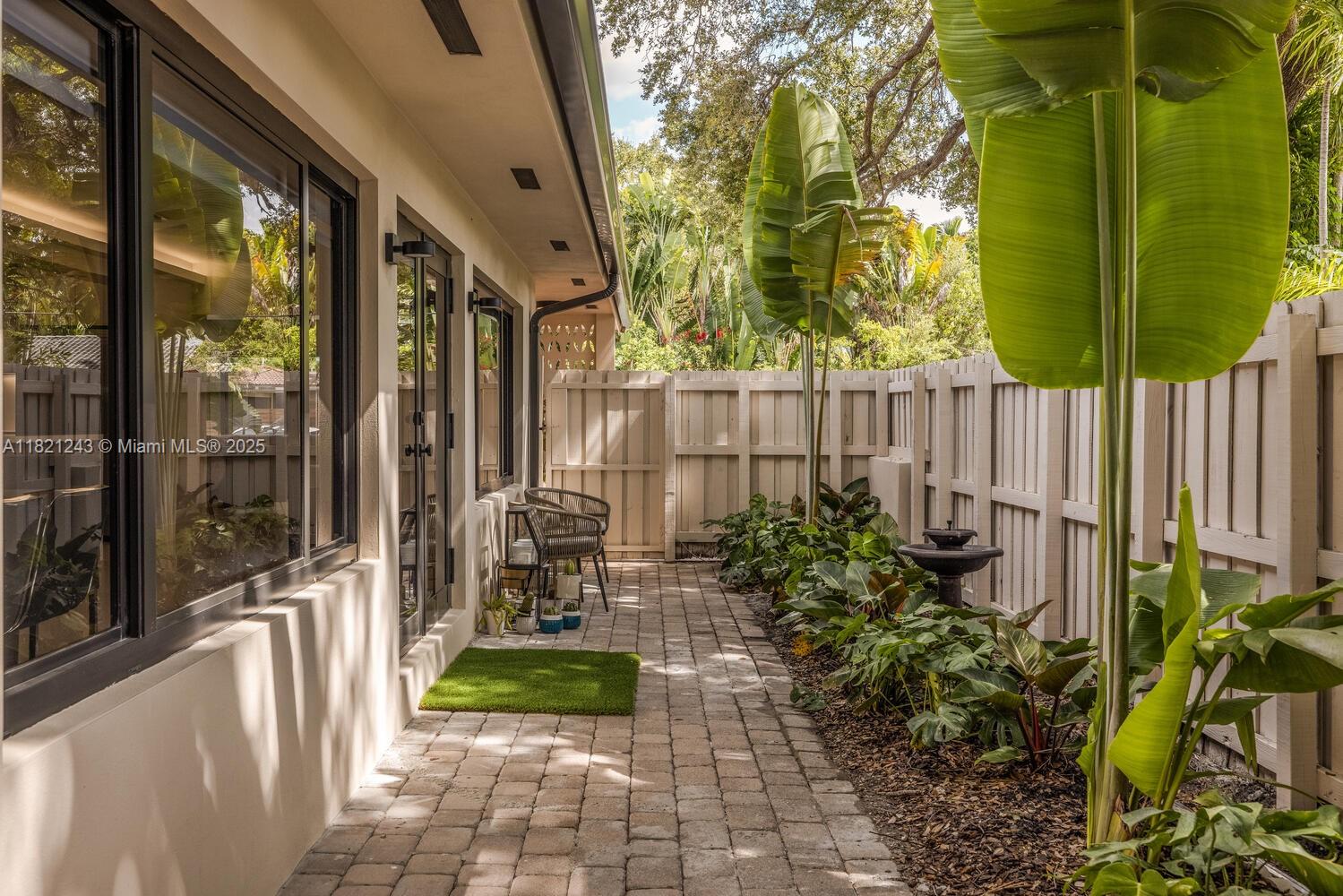 CHARMING Mia Shores - Residential