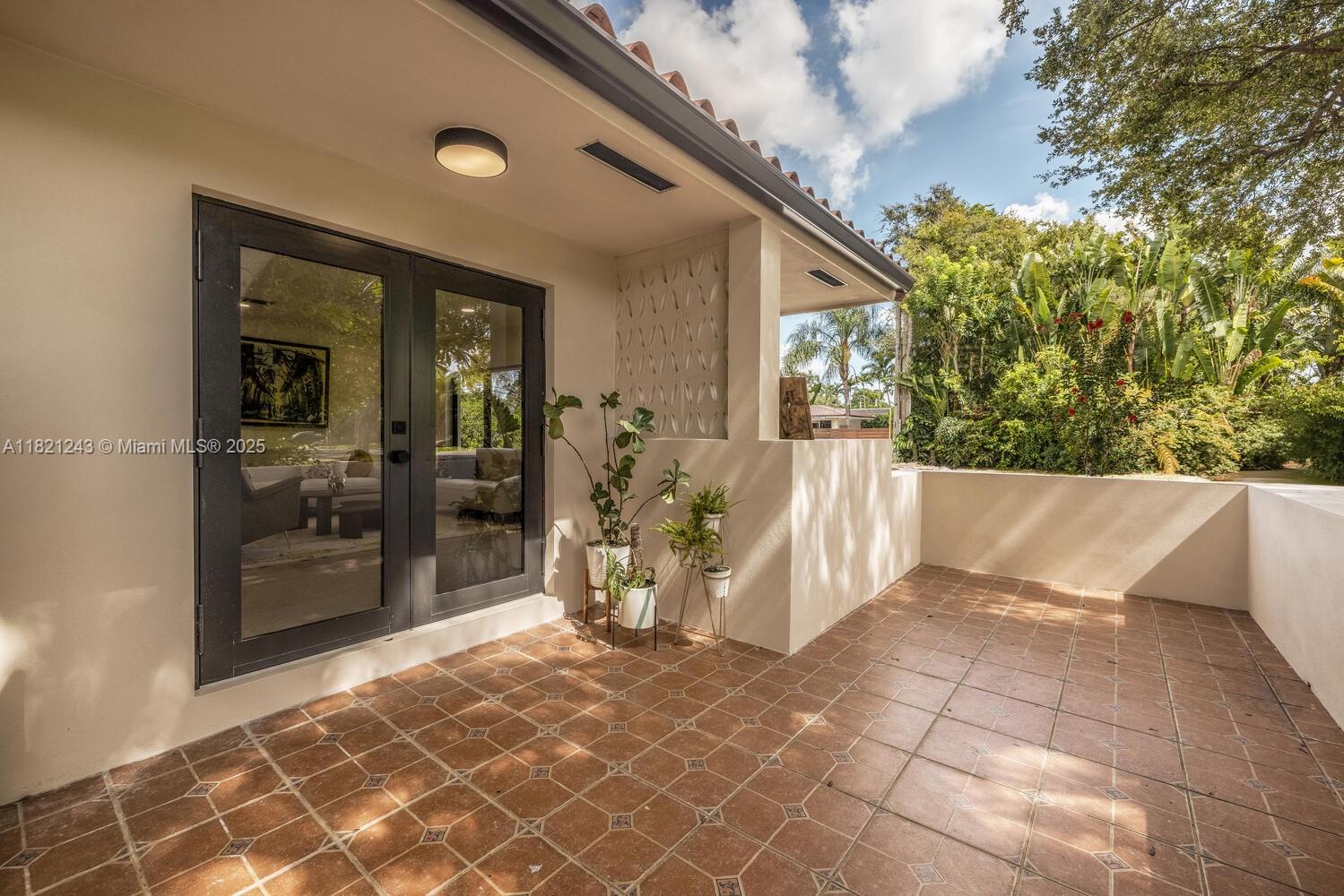 CHARMING Mia Shores - Residential