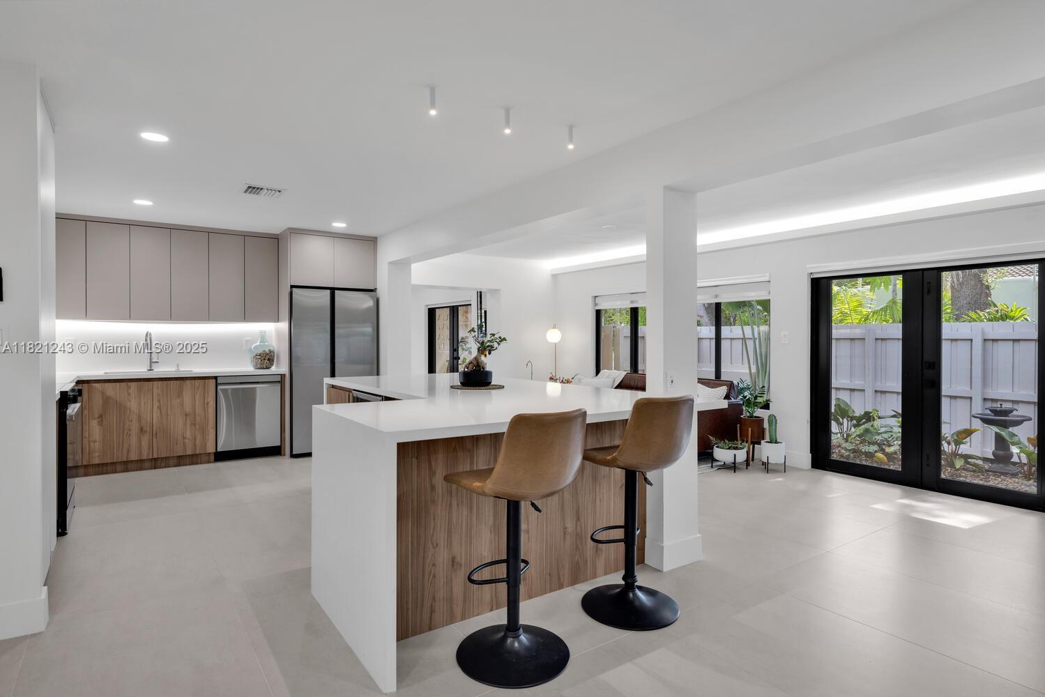 CHARMING Mia Shores - Residential