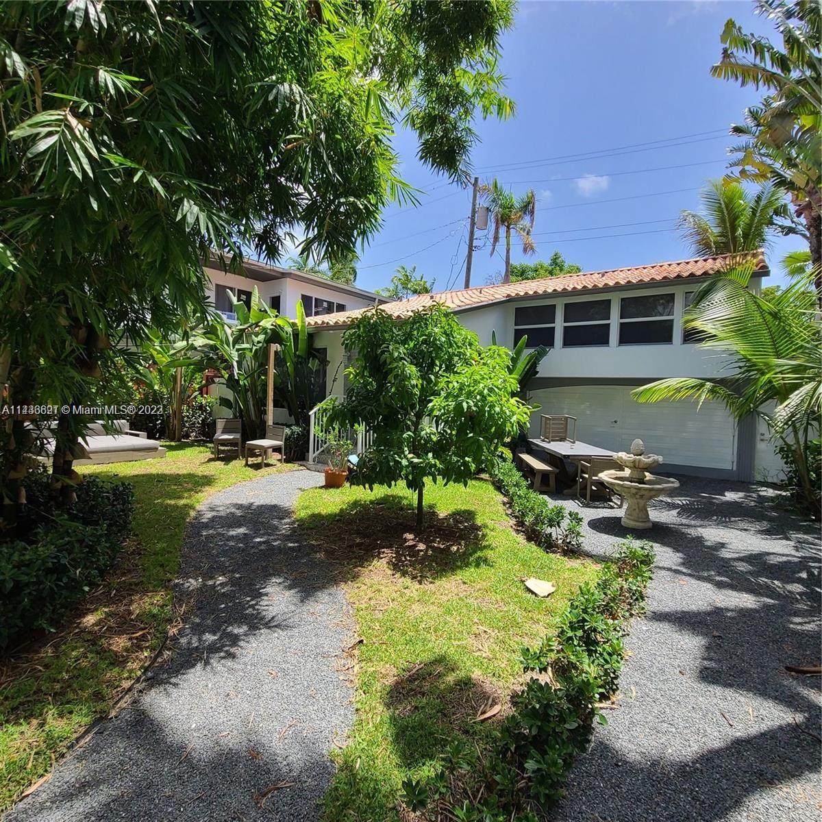 Stunning 2 full bedrooms + sunroom/ 2 & 1/2 bathroom in the heart of SOBE.
Upgraded with modern kitchen, central A/C, lots of close space.
Washer/Dryer
Steps from Lincoln Rd and minutes to the beach.
Large common yard.
Only available until 4/30/24!
Price is negotiable.
A MUST SEE!