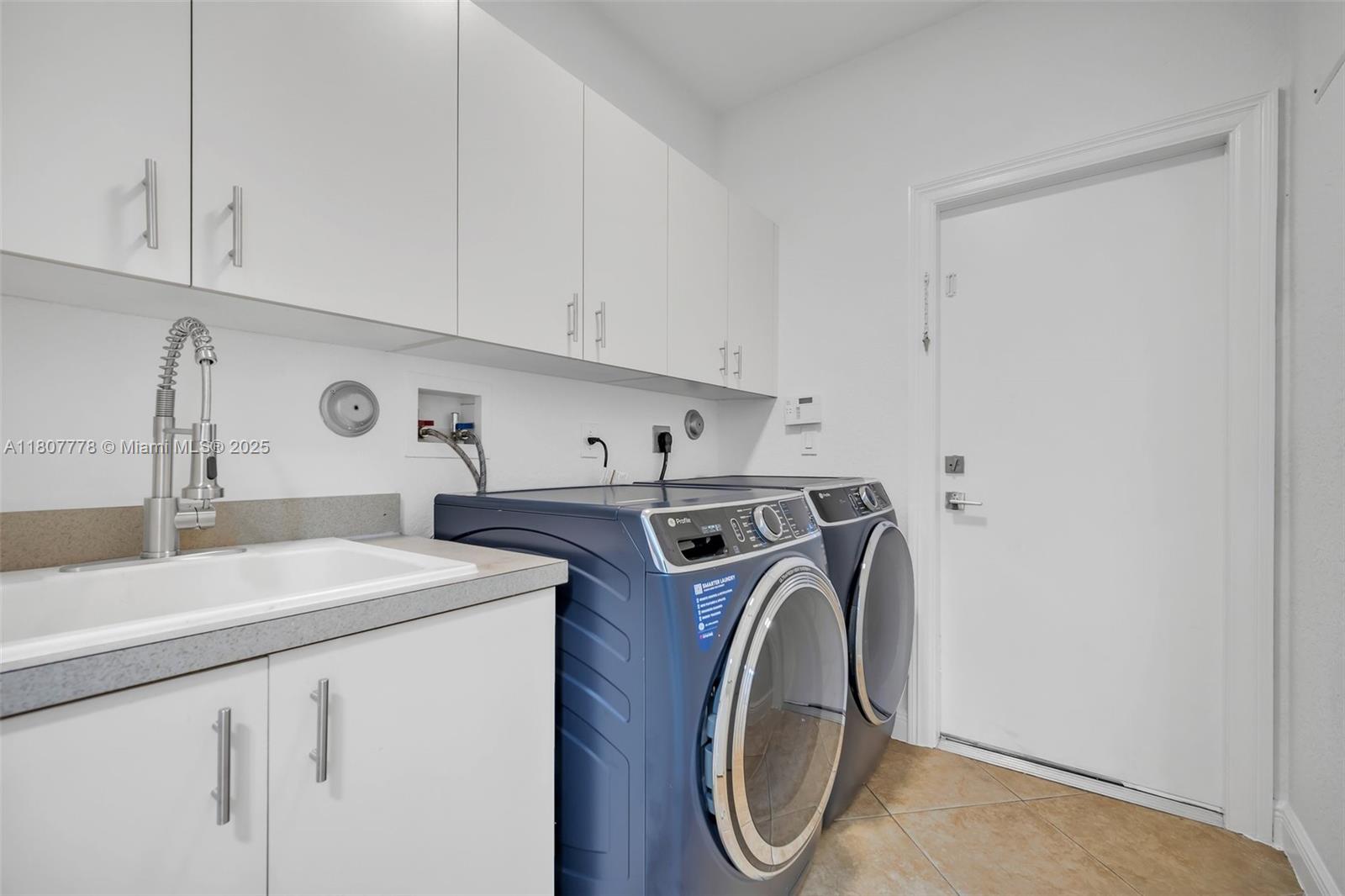 SUNSET LAKES PLAT THREE - Residential