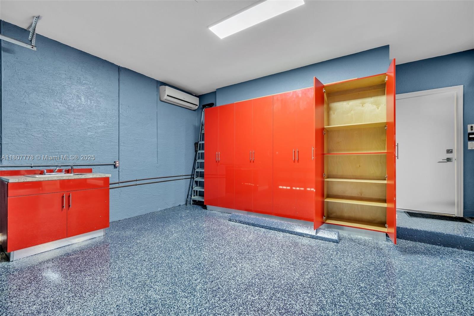 SUNSET LAKES PLAT THREE - Residential