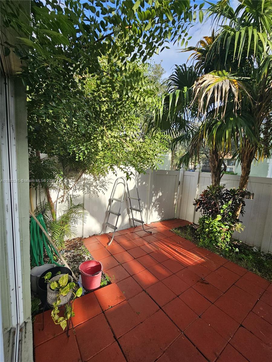 WASHINGTON COURT VILLAS - Residential Lease