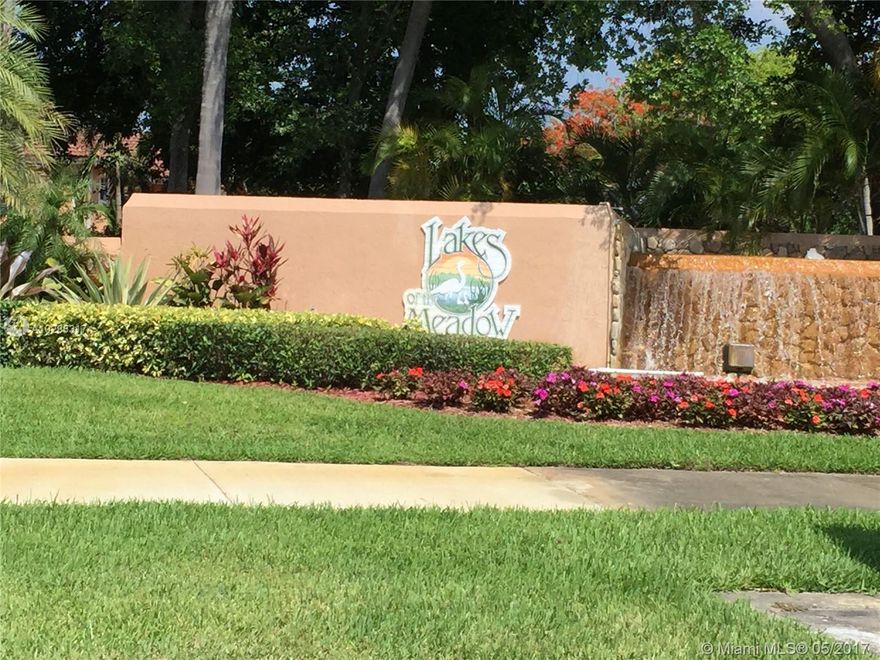 Beautiful lake front corner townhouse with fenced patio. Very bright and ample spaces. Kitchen has breakfast area, granite countertops and window towards the patio. Master bedroom has a dressing area vanity and a full en-suite bathroom. Security cameras around the unit are included in the sale. Quiet neighborhood with wonderful amenities: gym, pool, children play space, basketball, tennis and beach volleyball courts.