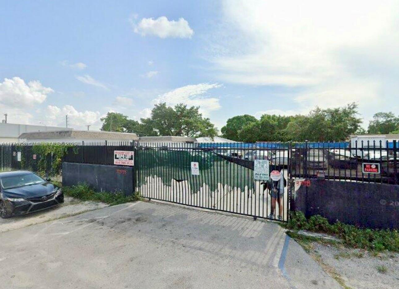 Prime Commercial Property , The House of the Radiator. An incredible opportunity to own a commercial property in a strategic location! The house of the radiators has been well-known spot for automotive services and now offers endless possibilities for investors or business owners looking to expand. key features: spacious lot with secure gated entrance, ideal for auto repair, storage, dealer, or industrial use, easy access for mayor highways and business hubs.