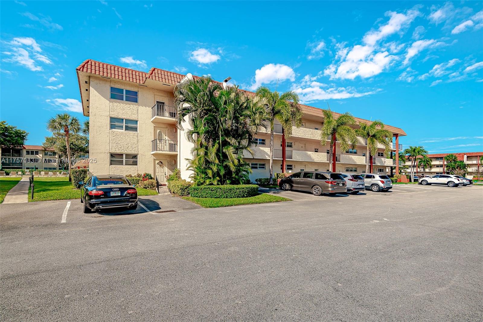 HOLLYBROOK GOLF & TENNIS - Residential