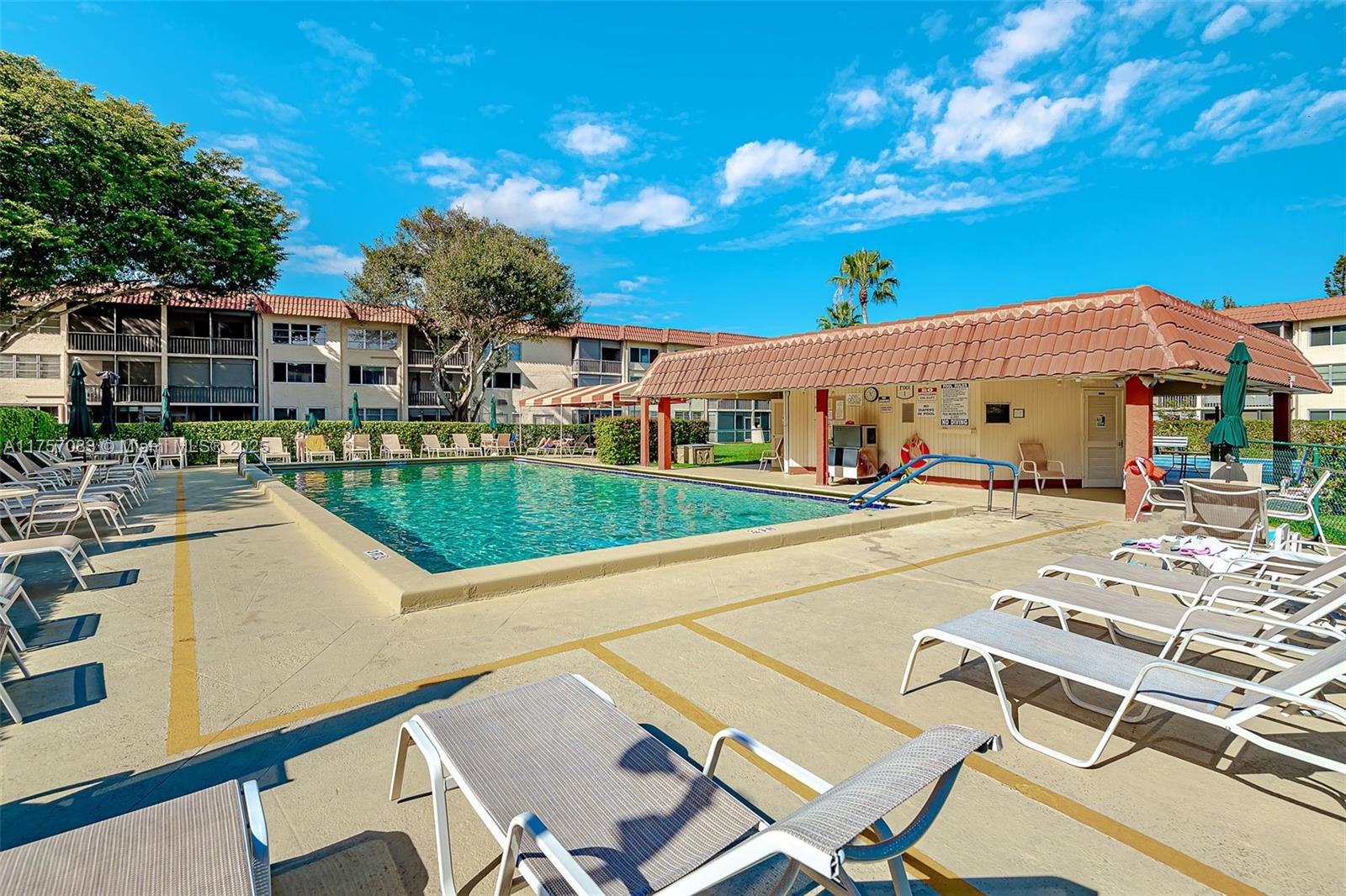 HOLLYBROOK GOLF & TENNIS - Residential