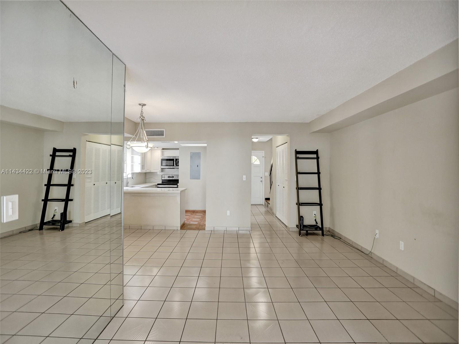 TWIN HOMES VILLAGE I COND - Residential Lease