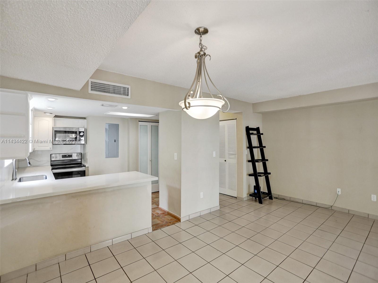 TWIN HOMES VILLAGE I COND - Residential Lease