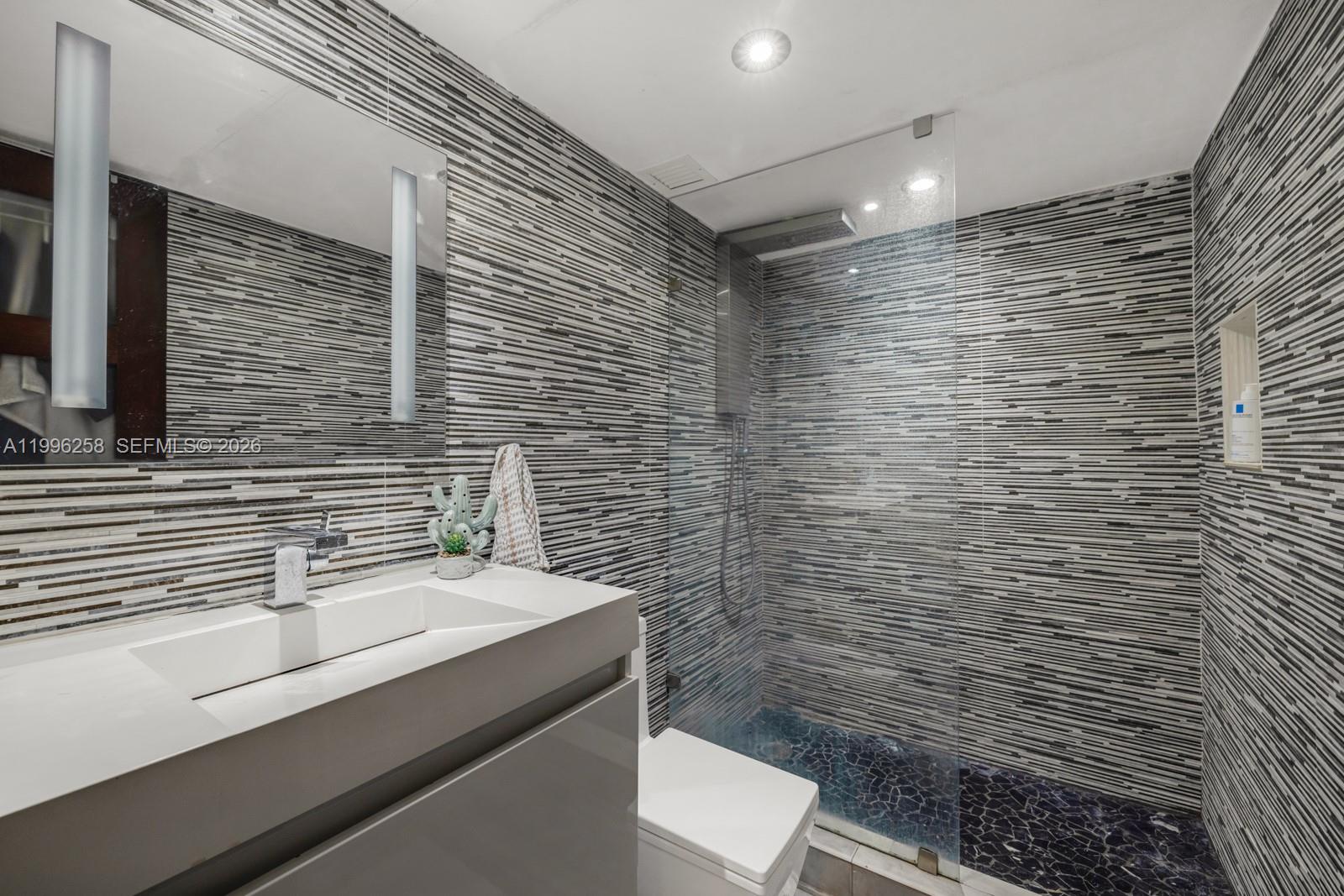 NIRVANA CONDO NO ONE COND - Residential
