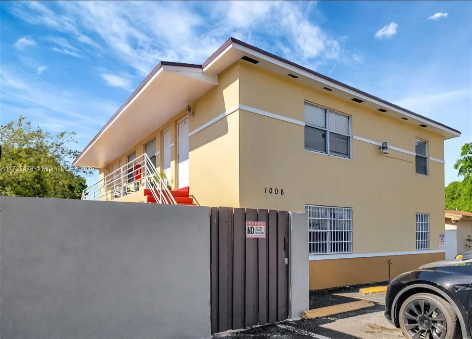 Fourplex remodeled unit in West Palm Beach. New completely updated Kitchen with new appliances as well as new completely updated bathroom.
Impact windows will be installed at a later date.
Ground floor unit that includes private back yard space.
Centrally located near shopping and major highways. Section 8 welcomed.
Easy to show unit is vacant, text or contact listing agent.