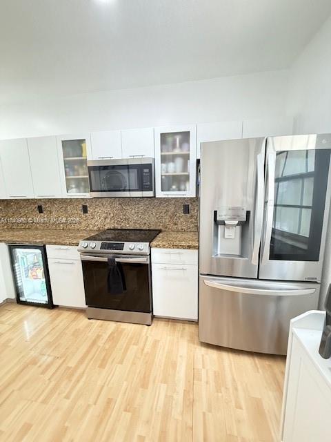 Fully upgraded 2-story 2 bed 2.5 bath unit. Beautiful custom kitchen with stainless steel appliances, remodeled kitchen with granite countertops, and a cozy breakfast nook.