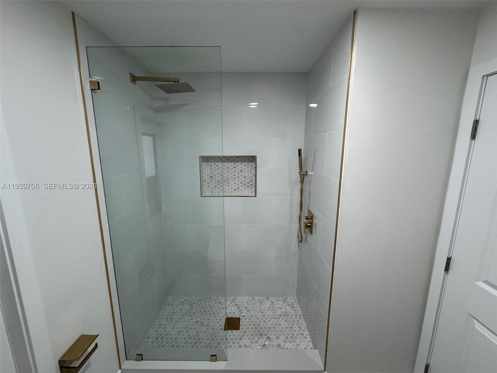 HAMPTON LAKES - Residential