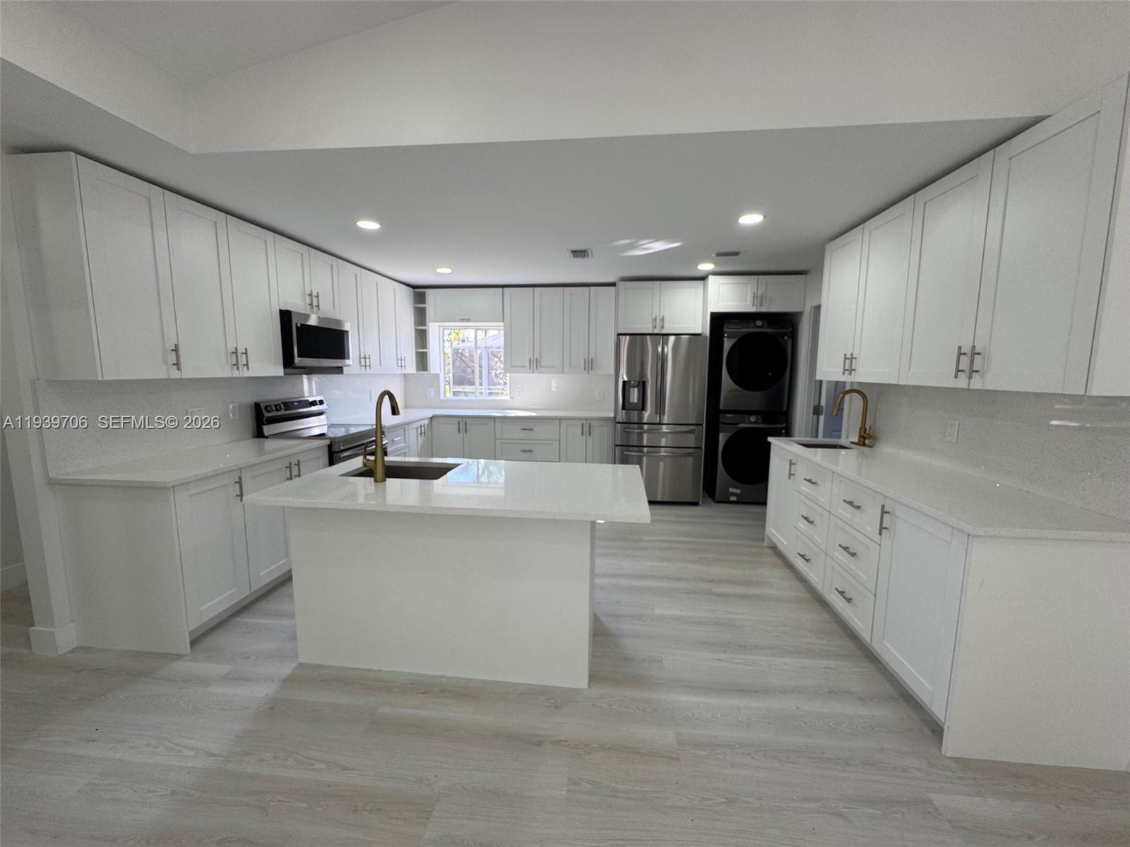 HAMPTON LAKES - Residential