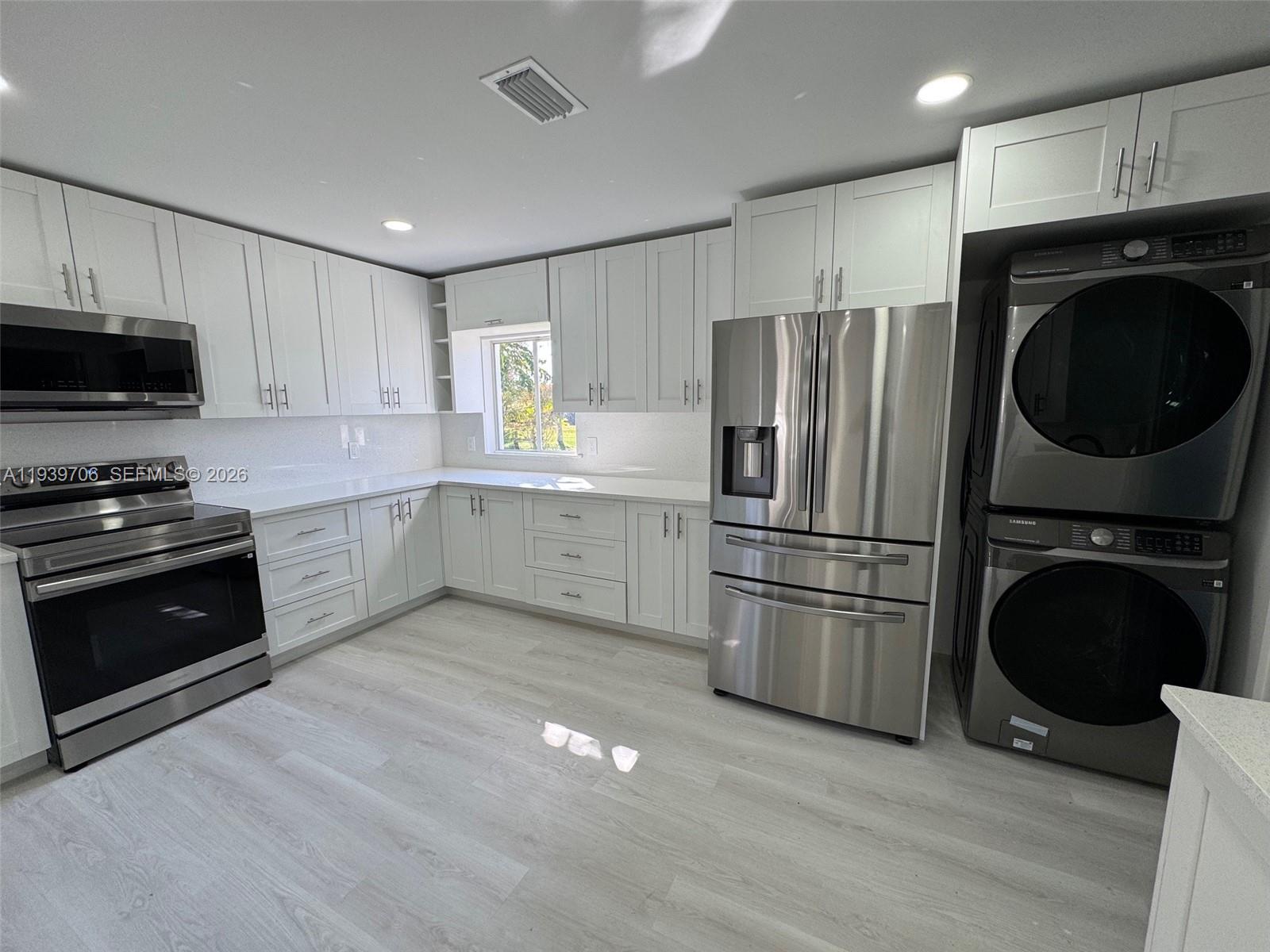 HAMPTON LAKES - Residential