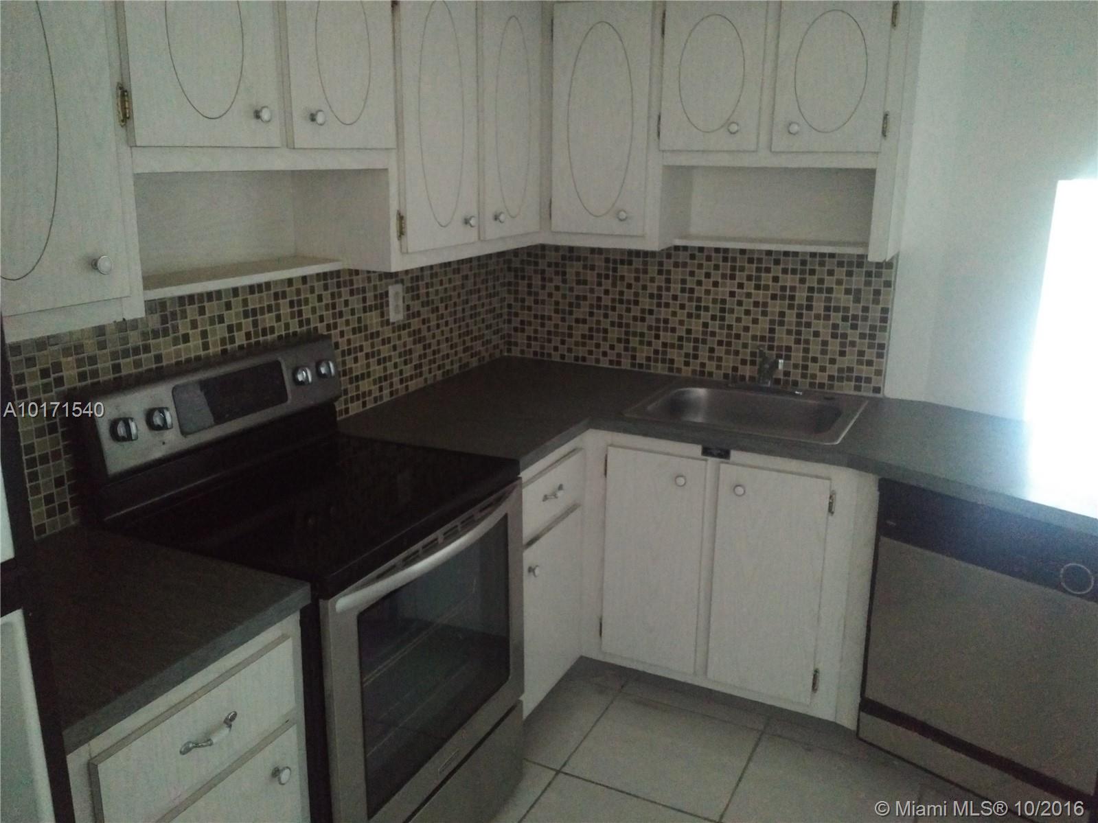 Well mantained cozy 1 bed 1 1/2 bath apt in North Miami Beach. at the Jade Winds. Close to major transportation, shopping and dining. Wood and Title floors, overview to the city and water, nice area..must see!
