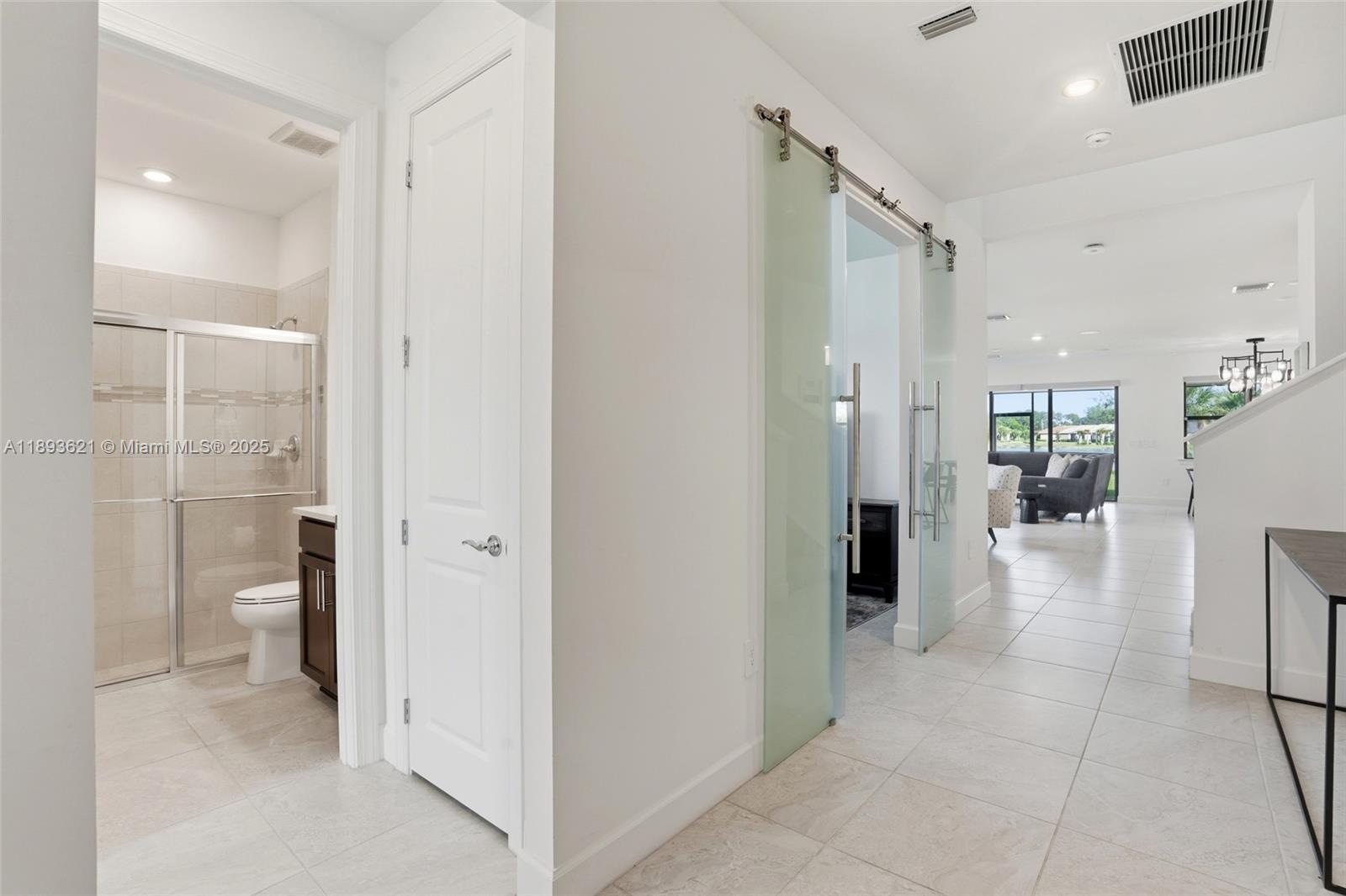 COUNTRY CLUB - Residential