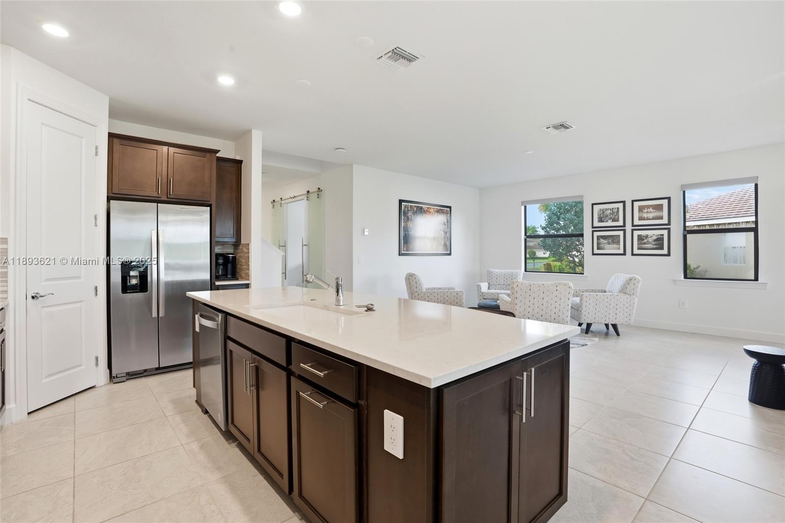 COUNTRY CLUB - Residential