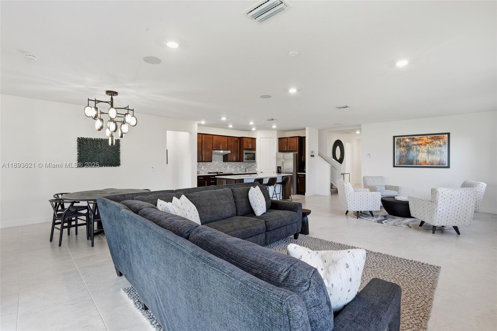 COUNTRY CLUB - Residential