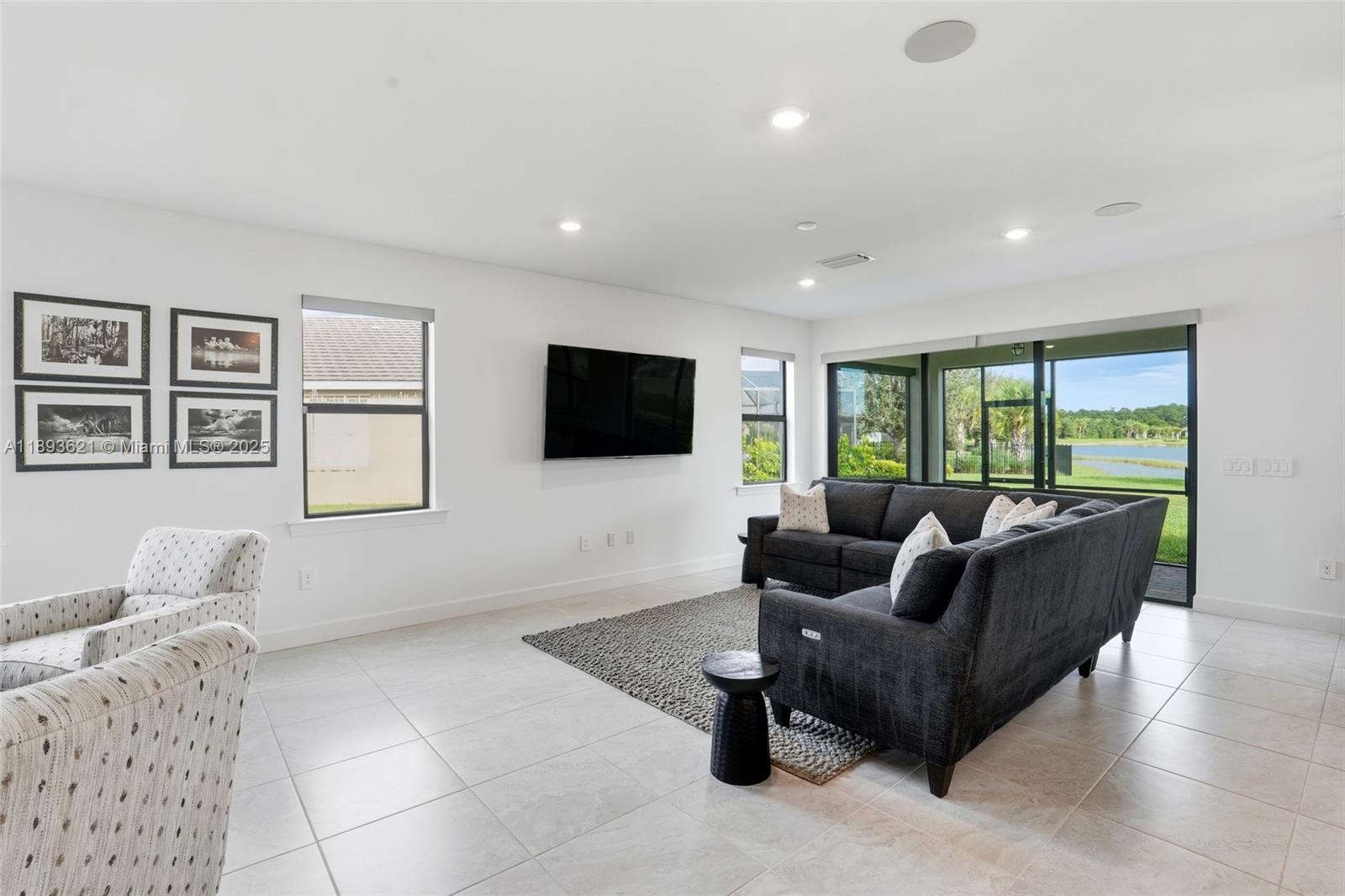 COUNTRY CLUB - Residential