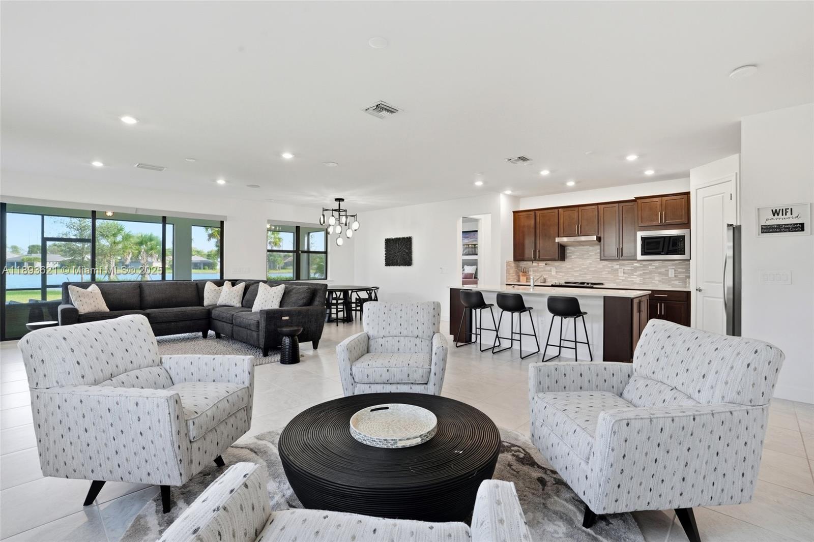 COUNTRY CLUB - Residential