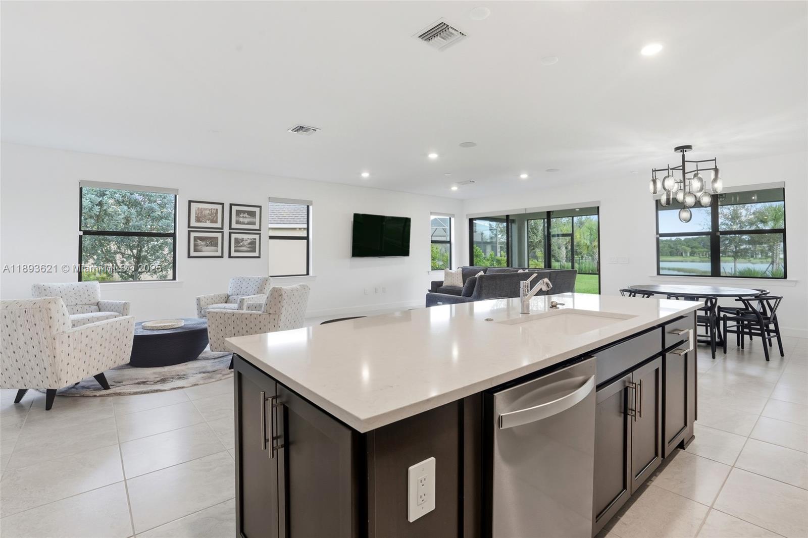 COUNTRY CLUB - Residential