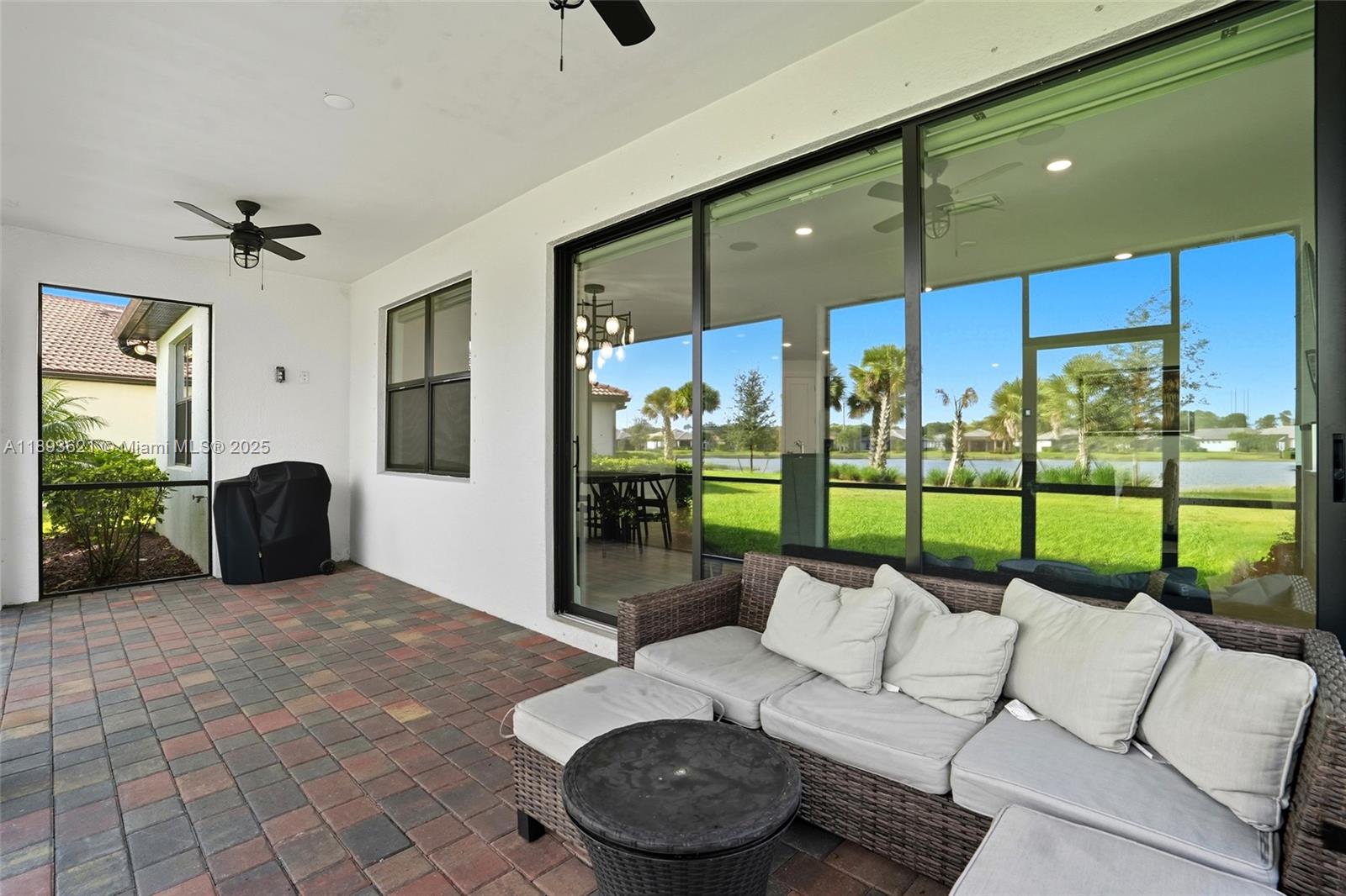 COUNTRY CLUB - Residential