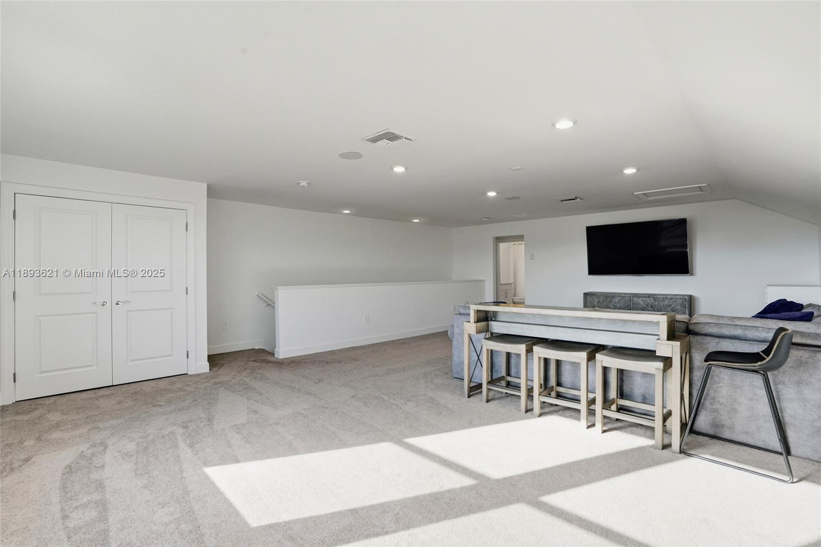 COUNTRY CLUB - Residential