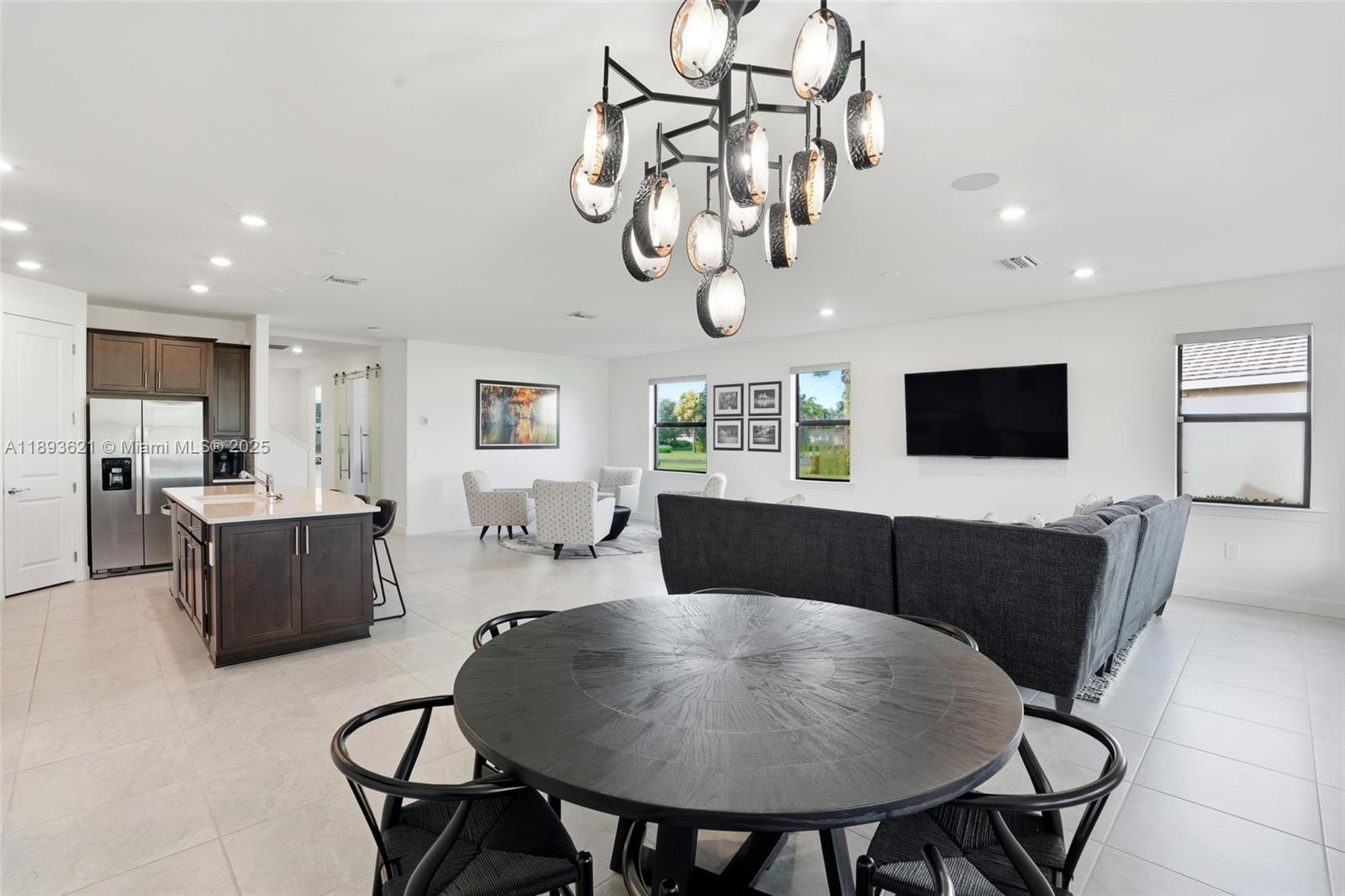 COUNTRY CLUB - Residential