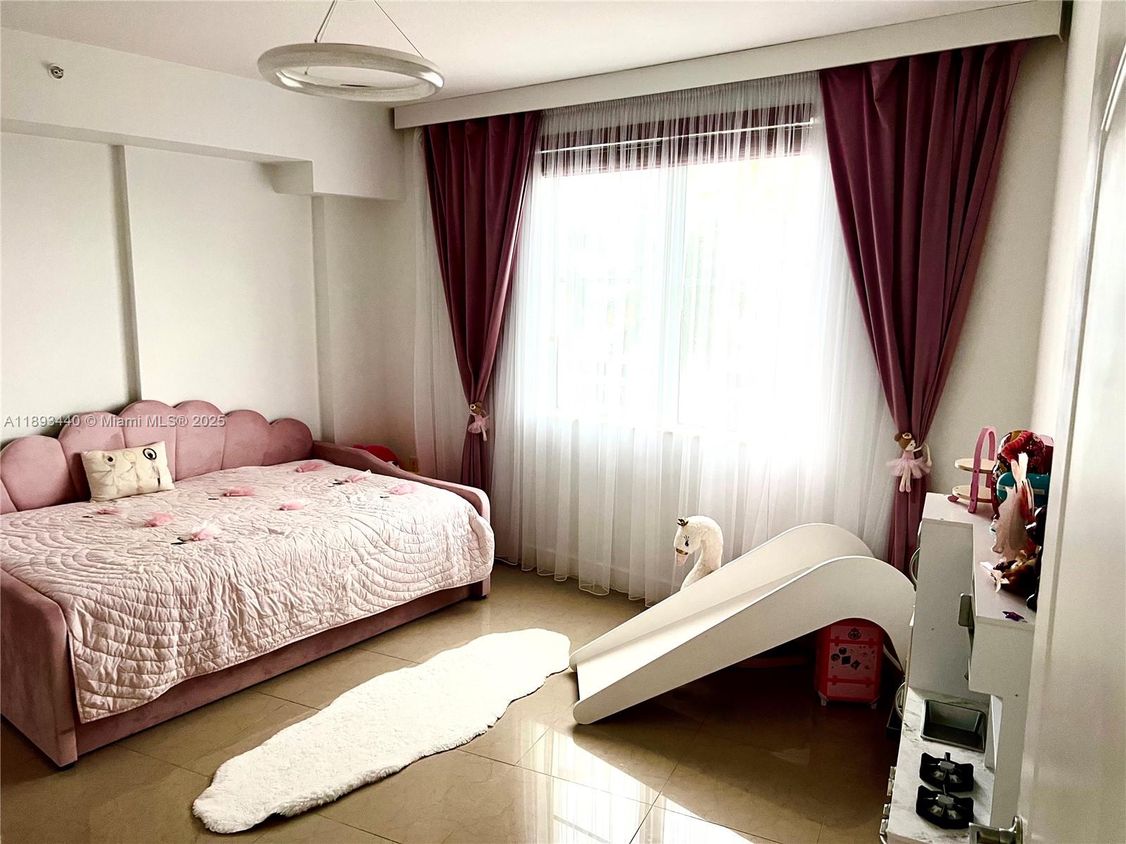 RADIUS CONDO - Residential