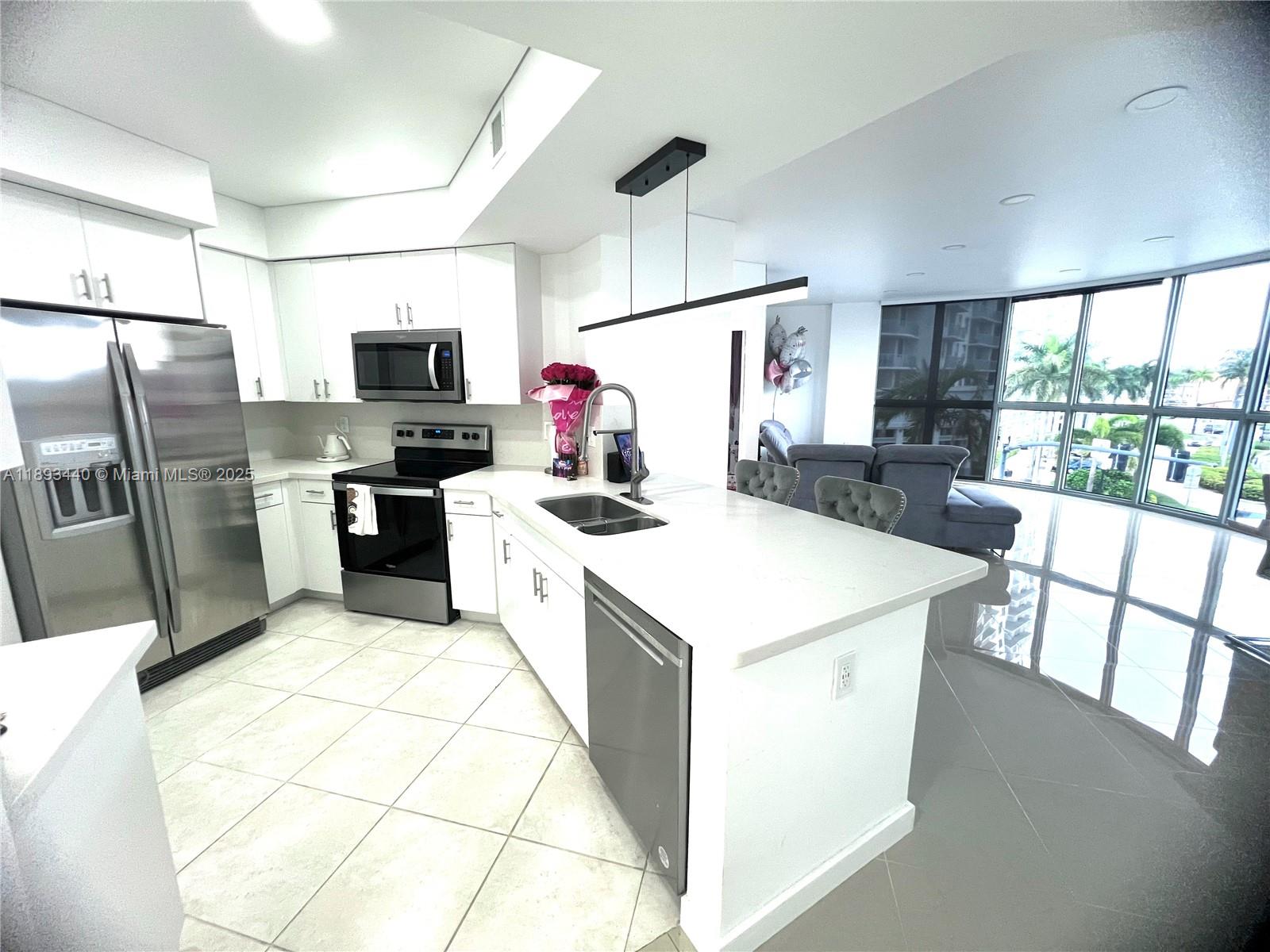 RADIUS CONDO - Residential