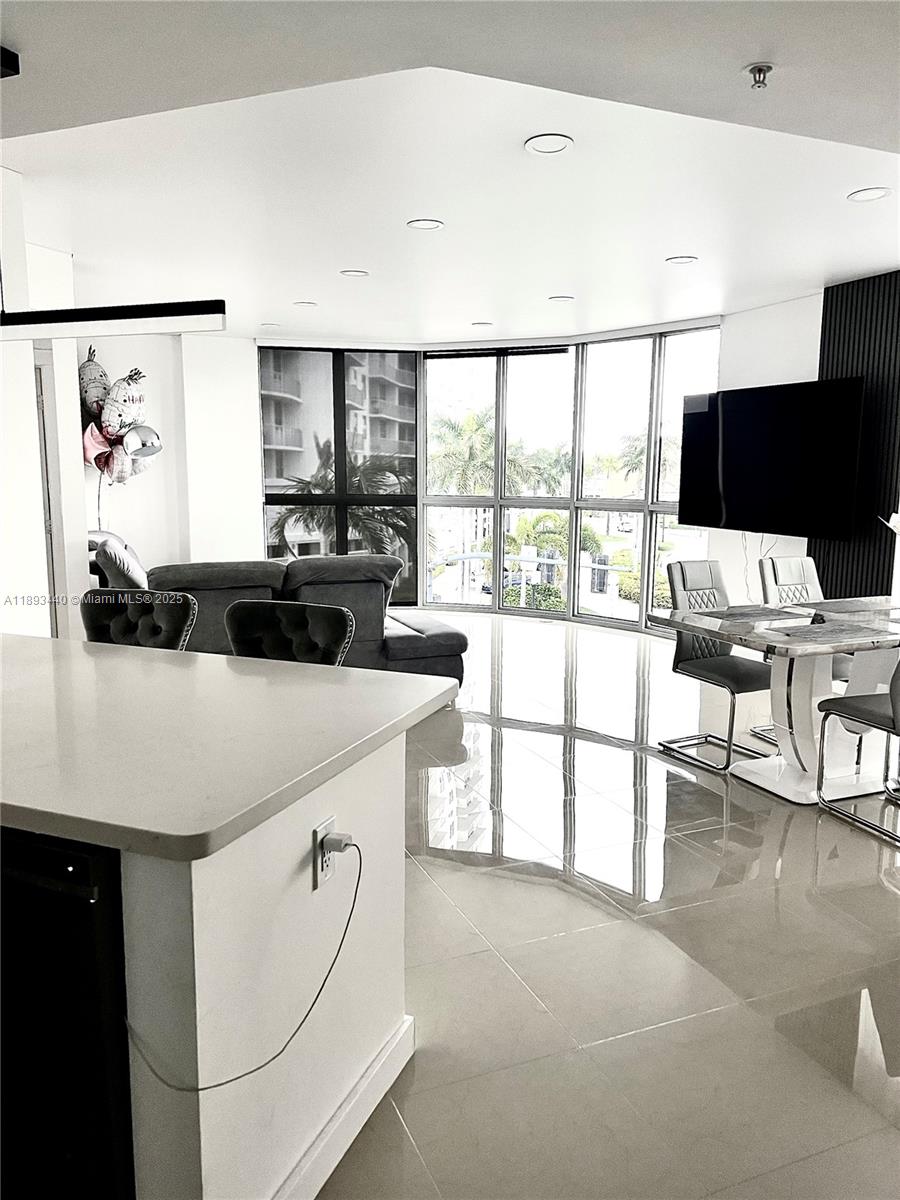RADIUS CONDO - Residential