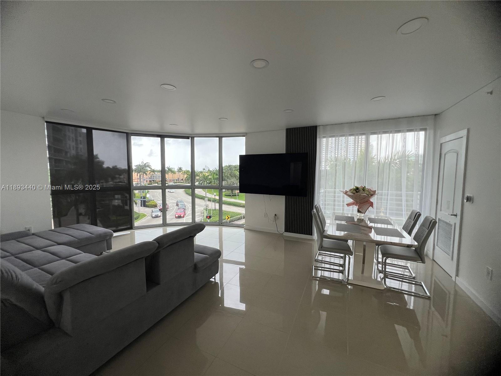 RADIUS CONDO - Residential