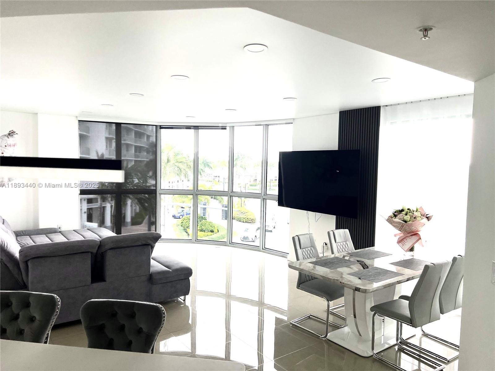 RADIUS CONDO - Residential