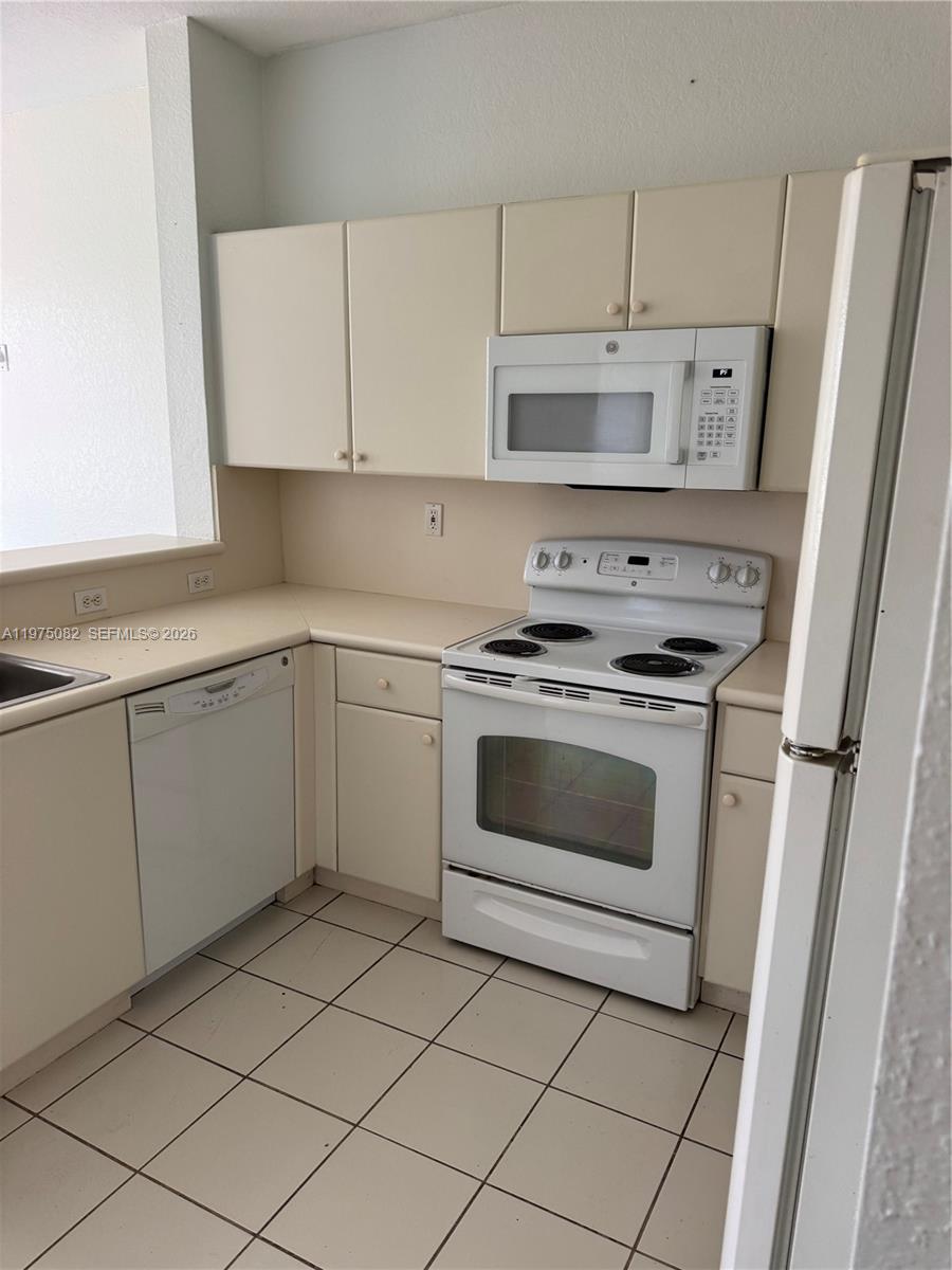 SHOMA HOMES AT COUNTRY CL - Residential Lease