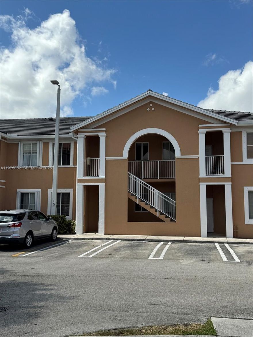 Beautiful apartment in an excellent location, conveniently close to major highways including I-95, I-75 and the Palmetto. Surrounded by shopping centers, schools, parks and hospitals. Move-in ready. Don’t miss this opportunity.