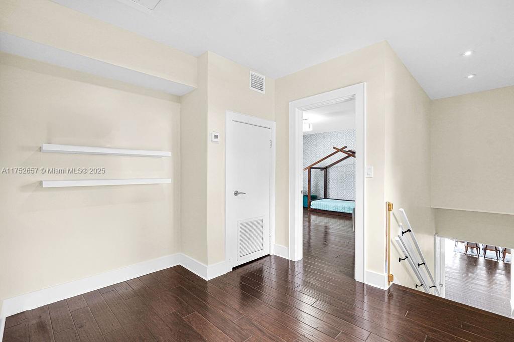 BELLE MEADE ISLAND - Residential