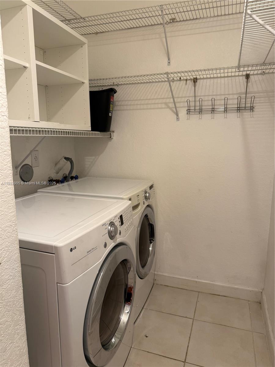 GRAND LAKES PHASE I - Residential Lease